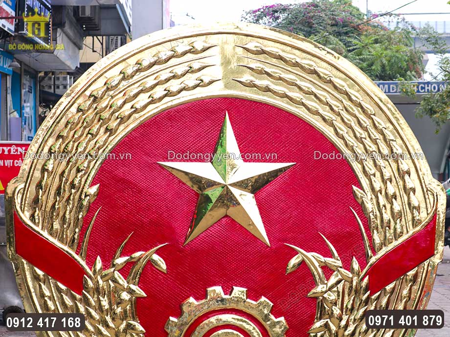 Ng&ocirc;i sao 5 c&aacute;nh được chạm th&uacute;c nổi bật ở trung t&acirc;m Quốc huy